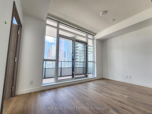 2201 - 38 Widmer St, Condo with 2 bedrooms, 1 bathrooms and 0 parking in Toronto ON | Image 2