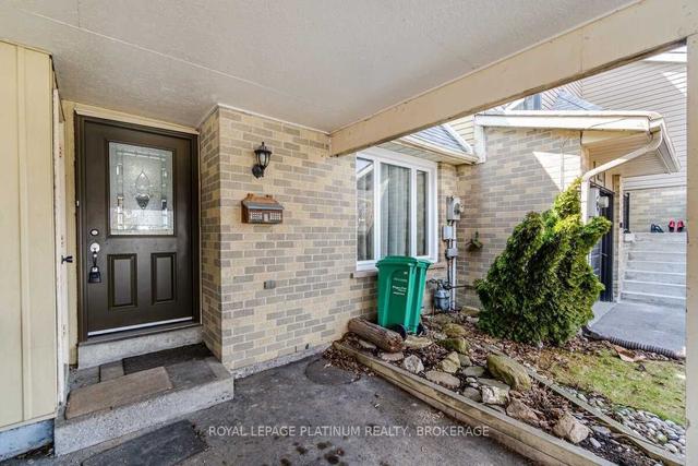 102 Courtleigh Sq, House attached with 3 bedrooms, 2 bathrooms and 2 parking in Brampton ON | Image 1