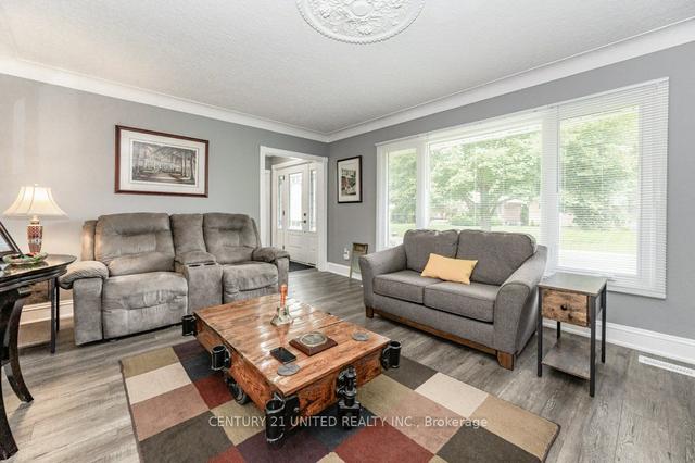 28 Masterson Dr, House detached with 3 bedrooms, 2 bathrooms and 5 parking in St. Catharines ON | Image 2