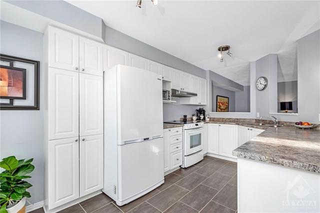214 Cityview Crescent, Townhouse with 3 bedrooms, 3 bathrooms and 3 parking in Ottawa ON | Image 9