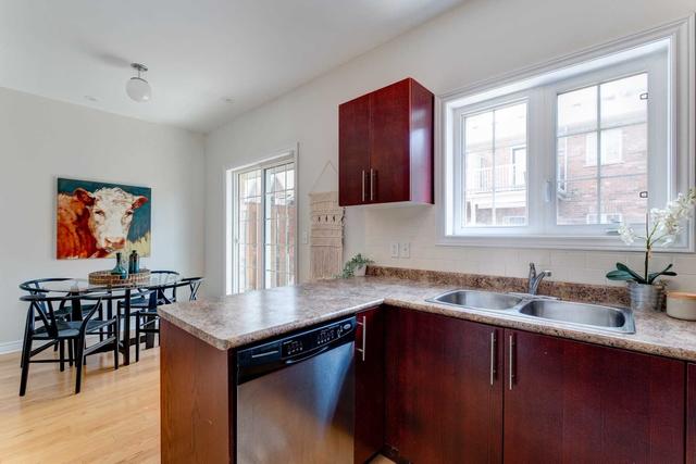 35 Philpott Gdns, Townhouse with 3 bedrooms, 3 bathrooms and 1 parking in Toronto ON | Image 4