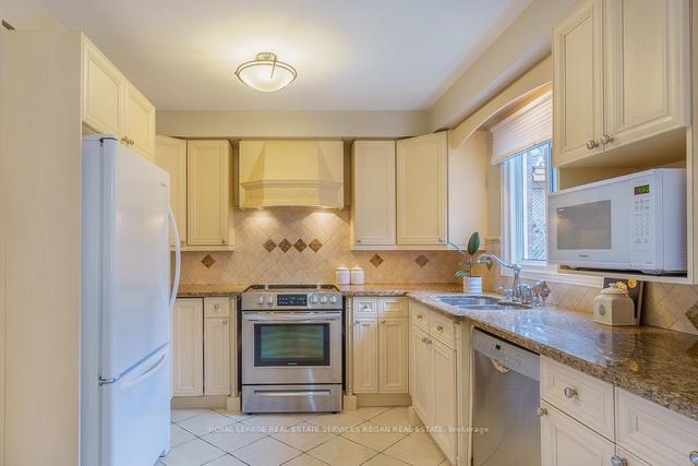 6 Burt Dr, House detached with 4 bedrooms, 4 bathrooms and 6 parking in Brampton ON | Image 2