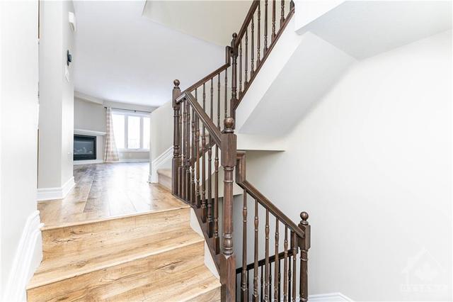 155 Calvington Avenue, Townhouse with 3 bedrooms, 3 bathrooms and 2 parking in Ottawa ON | Image 3