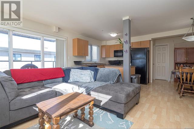 402 - 2940 Harriet Rd, Condo with 2 bedrooms, 2 bathrooms and 1 parking in Saanich BC | Image 5