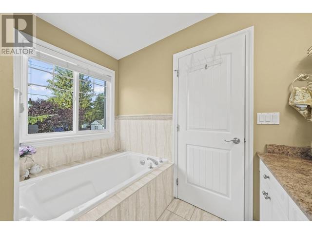 21500 Donovan Avenue, House detached with 6 bedrooms, 3 bathrooms and 5 parking in Maple Ridge BC | Image 21