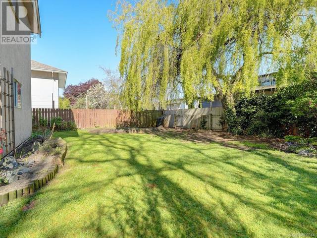 1636 San Juan Ave, House detached with 4 bedrooms, 3 bathrooms and 4 parking in Saanich BC | Image 24