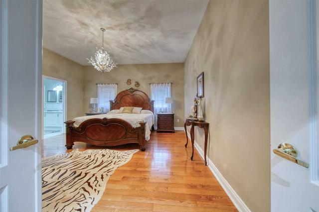 25 Hugo Rd, House detached with 3 bedrooms, 3 bathrooms and 4 parking in Brampton ON | Image 10