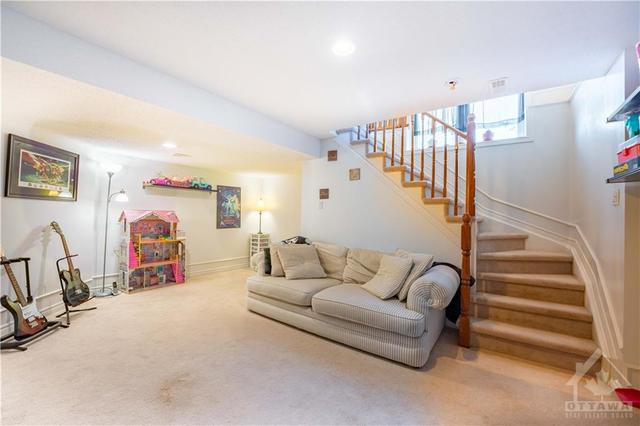 1039 Markwick Crescent, Townhouse with 3 bedrooms, 3 bathrooms and 3 parking in Ottawa ON | Image 20
