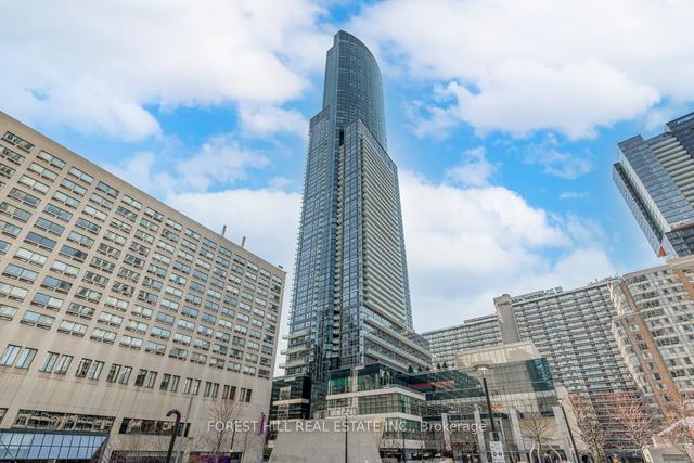 7910 - 388 Yonge St, Condo with 2 bedrooms, 3 bathrooms and 2 parking in Toronto ON | Image 1