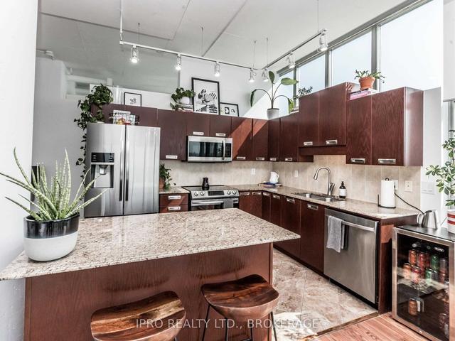 909 - 2 Fieldway Rd, Condo with 2 bedrooms, 2 bathrooms and 1 parking in Toronto ON | Image 3