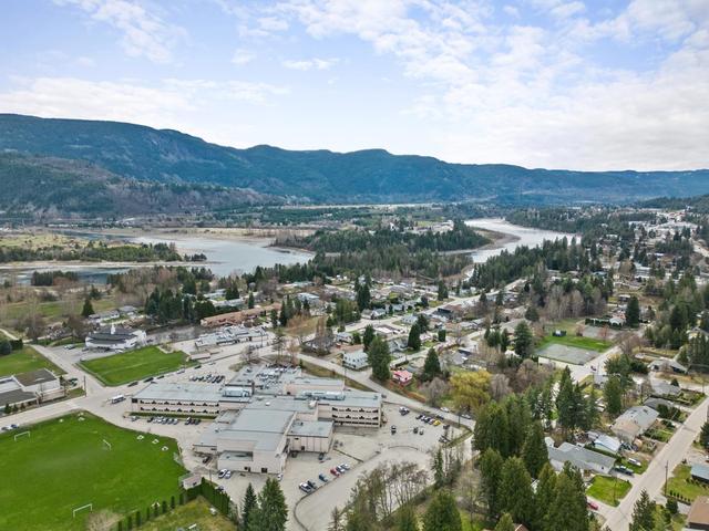 632 10th Avenue, House detached with 3 bedrooms, 2 bathrooms and 6 parking in Castlegar BC | Image 35