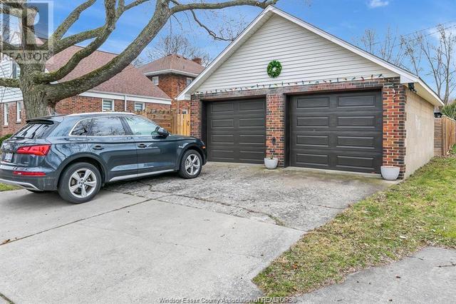 2303 Moy Avenue, House detached with 3 bedrooms, 2 bathrooms and null parking in Windsor ON | Image 3