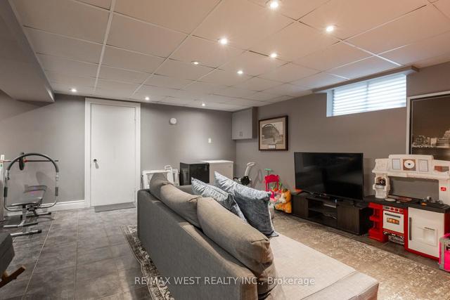 111 Poynter Dr, House detached with 4 bedrooms, 2 bathrooms and 6 parking in Toronto ON | Image 22