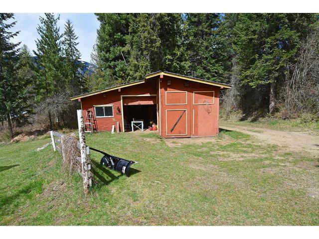 8481 Highway 6, House detached with 5 bedrooms, 2 bathrooms and null parking in Central Kootenay H BC | Image 55