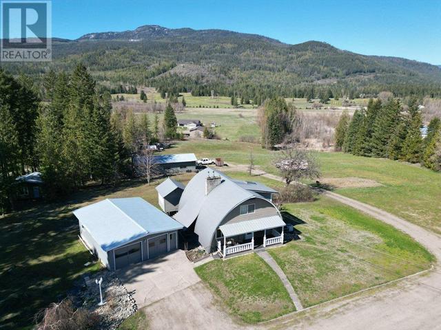 5800 97b Highway, House detached with 3 bedrooms, 2 bathrooms and 99 parking in Columbia Shuswap D BC | Image 2