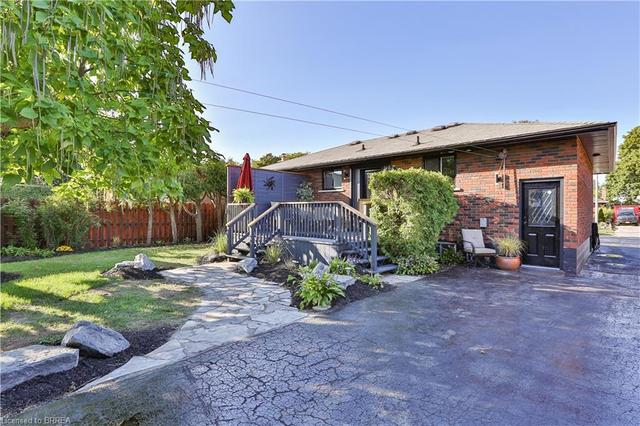 19 Pembroke Avenue, House detached with 3 bedrooms, 2 bathrooms and 4 parking in Brantford ON | Image 32