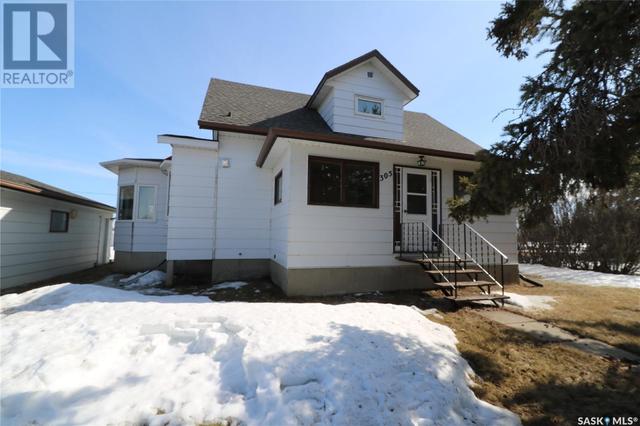305 Main Street N, House detached with 4 bedrooms, 2 bathrooms and null parking in Rhein SK | Image 2