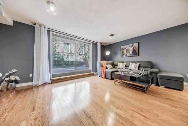 8 - 28 Admiral Rd, Townhouse with 3 bedrooms, 3 bathrooms and 1 parking in Toronto ON | Image 3