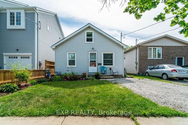 38 Edith St, House detached with 3 bedrooms, 2 bathrooms and 2 parking in St. Catharines ON | Image 3