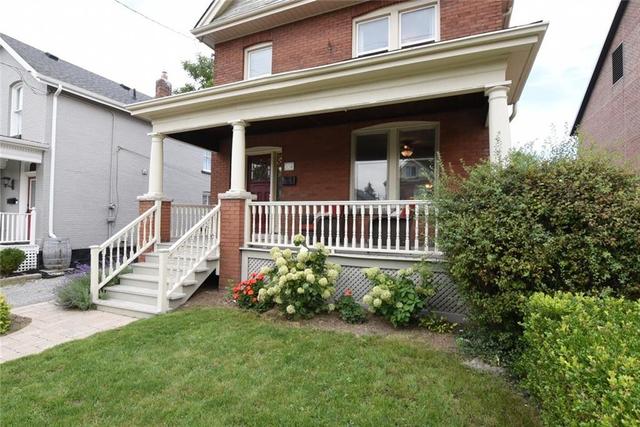 334 Charlton Avenue W, House detached with 4 bedrooms, 2 bathrooms and 3 parking in Hamilton ON | Image 3
