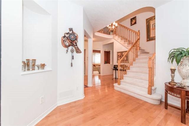 207 Niagara Dr, House detached with 4 bedrooms, 3 bathrooms and 4 parking in Oshawa ON | Image 4