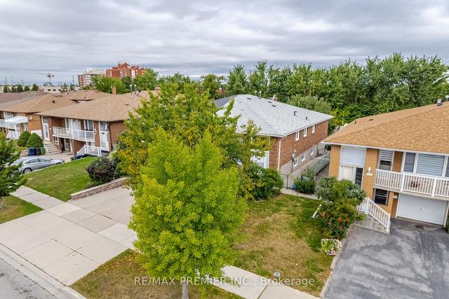 203 Cabana Dr, House semidetached with 3 bedrooms, 2 bathrooms and 3 parking in Toronto ON | Image 23