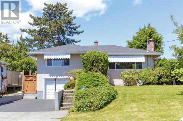 638 Baxter Ave, House detached with 2 bedrooms, 2 bathrooms and 3 parking in Saanich BC | Card Image