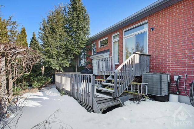 302 Wisteria Crescent, Townhouse with 3 bedrooms, 3 bathrooms and 6 parking in Ottawa ON | Image 22