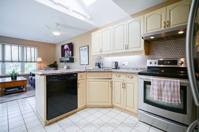 128 York Mills Rd, House detached with 3 bedrooms, 2 bathrooms and 2 parking in Toronto ON | Image 3