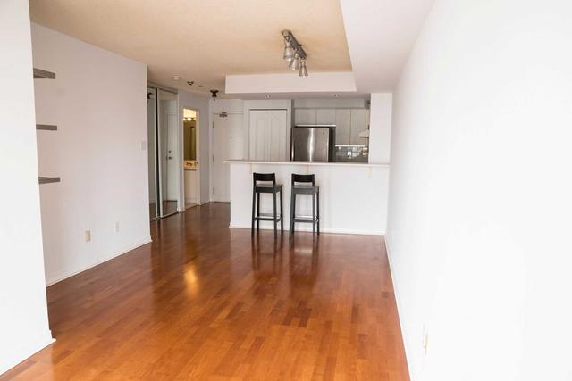 920 - 801 King St W, Condo with 1 bedrooms, 1 bathrooms and 1 parking in Toronto ON | Image 2