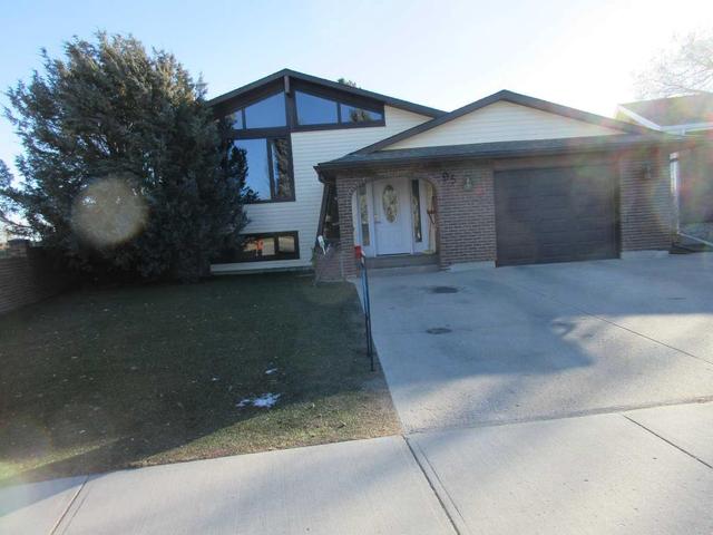 95 Elm Crescent S, House detached with 4 bedrooms, 3 bathrooms and 2 parking in Lethbridge AB | Image 1