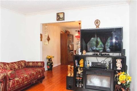 174 Leyton Ave, House detached with 3 bedrooms, 2 bathrooms and 1 parking in Toronto ON | Image 2