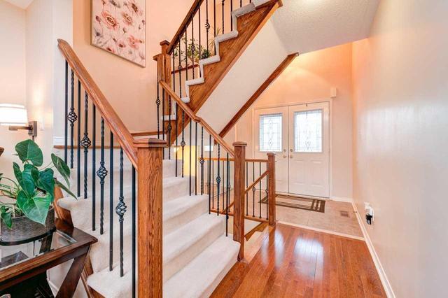 32 Bonistel Cres, House detached with 4 bedrooms, 3 bathrooms and 4 parking in Brampton ON | Image 2