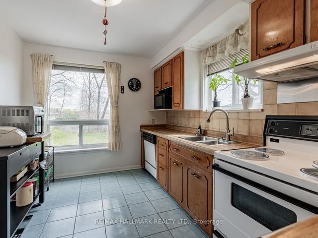 17 Windhill Cres, House semidetached with 3 bedrooms, 2 bathrooms and 4 parking in Toronto ON | Image 4
