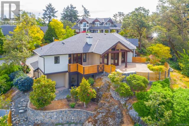 4115 Rogers Ridge, House detached with 4 bedrooms, 4 bathrooms and 2 parking in Saanich BC | Image 2