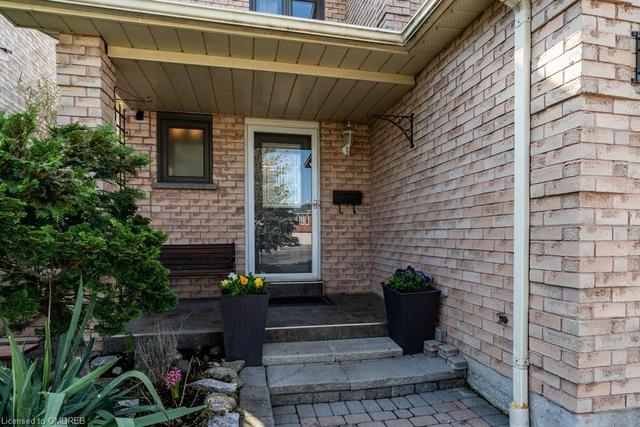 622 Pilcom Court, House detached with 4 bedrooms, 2 bathrooms and 5 parking in Mississauga ON | Image 4