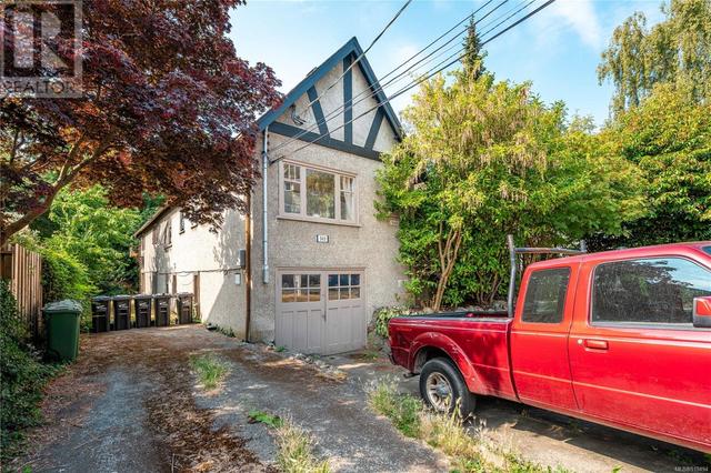 949 Convent Pl, House detached with 4 bedrooms, 5 bathrooms and 3 parking in Victoria BC | Image 55