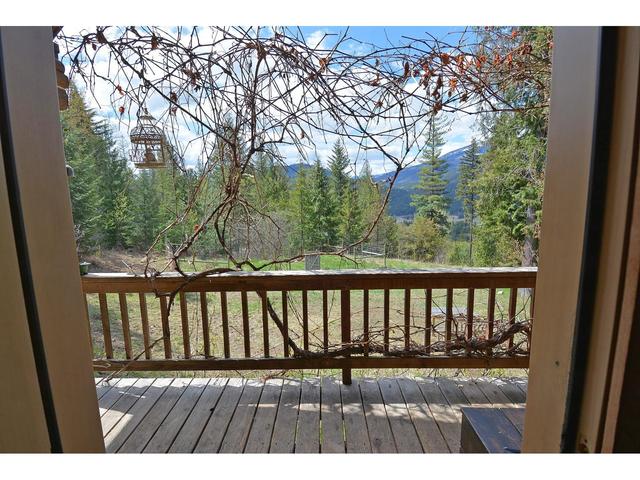 8907 Martens Road, House detached with 3 bedrooms, 2 bathrooms and null parking in Central Kootenay H BC | Image 11