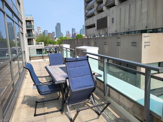 504 - 736 Spadina Ave, Condo with 2 bedrooms, 1 bathrooms and 1 parking in Toronto ON | Image 3