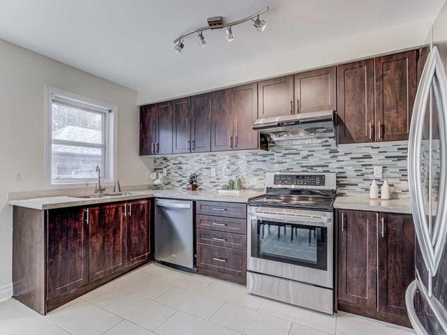 8941 Yonge St, House attached with 3 bedrooms, 3 bathrooms and 2 parking in Richmond Hill ON | Image 3