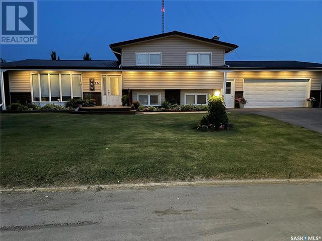 16 Centennial Drive, House detached with 4 bedrooms, 4 bathrooms and null parking in Mossbank SK | Image 1