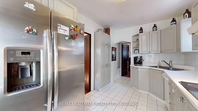 20 Riverview Gdns, House detached with 3 bedrooms, 2 bathrooms and 4 parking in Toronto ON | Image 2