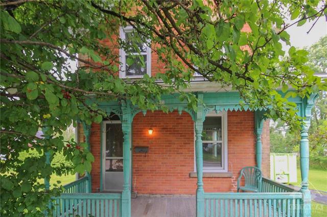 38 Edgewood Avenue, House detached with 3 bedrooms, 1 bathrooms and 4 parking in Brockville ON | Card Image