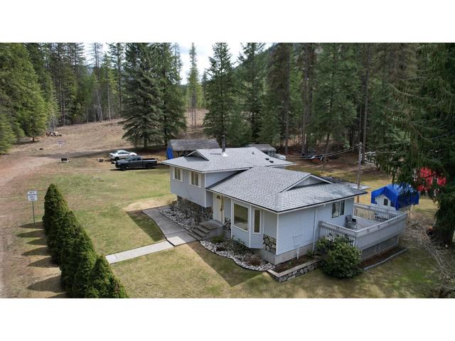 4521 - 49 Creek Road, House detached with 3 bedrooms, 2 bathrooms and null parking in Central Kootenay E BC | Image 4