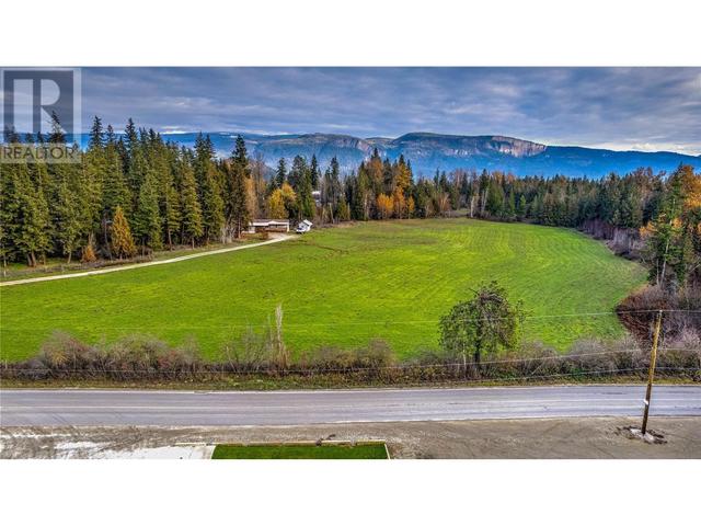 11 Gardom Lake Road, House detached with 2 bedrooms, 2 bathrooms and null parking in North Okanagan F BC | Image 3