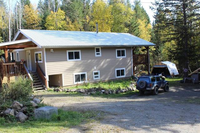 6341 Redpath Rd, Home with 4 bedrooms, 2 bathrooms and 100 parking in Cariboo H BC | Image 1