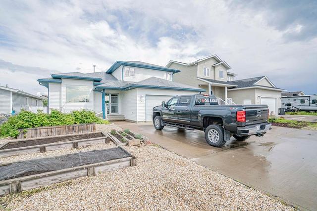 10309 96 Street, House detached with 4 bedrooms, 2 bathrooms and 7 parking in Grande Prairie County No. 1 AB | Image 2