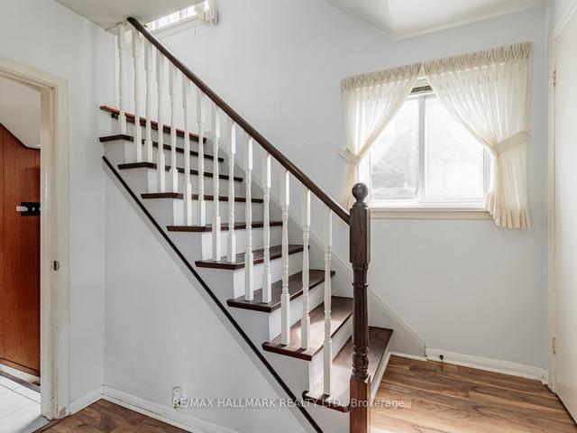 17 Windhill Cres, House semidetached with 3 bedrooms, 2 bathrooms and 4 parking in Toronto ON | Image 8