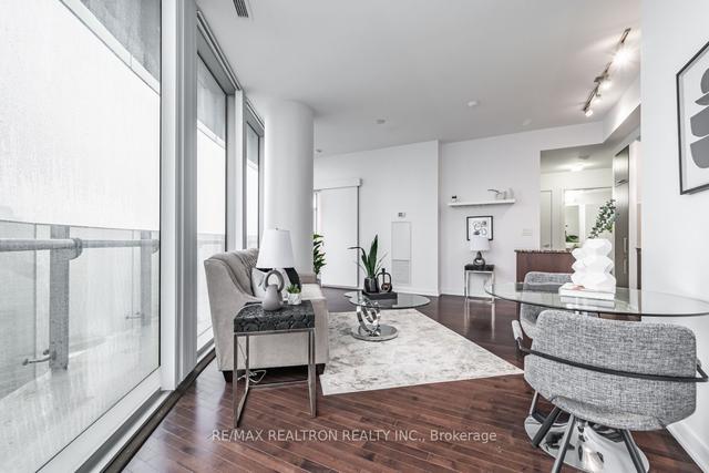 3002 - 12 York St, Condo with 2 bedrooms, 2 bathrooms and 1 parking in Toronto ON | Image 3