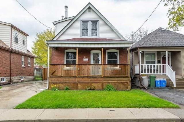 121 Barons Ave N, House detached with 3 bedrooms, 1 bathrooms and 3 parking in Hamilton ON | Image 1